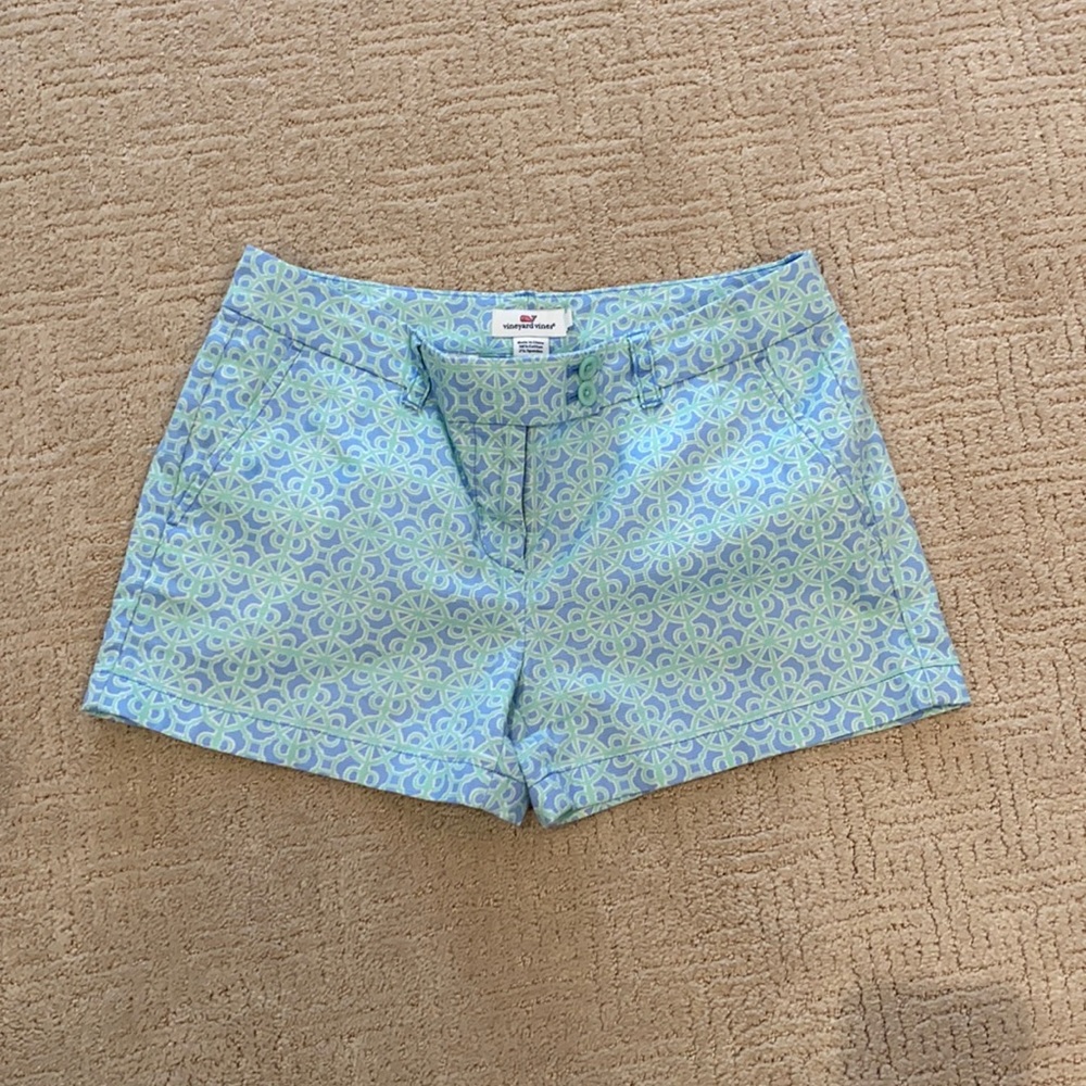 Vineyard Vines Patterned Shorts in Size 6